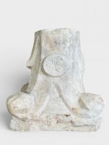 Antico capitello in marmo scolpito – Fine XVI / Inizio XVII secolo